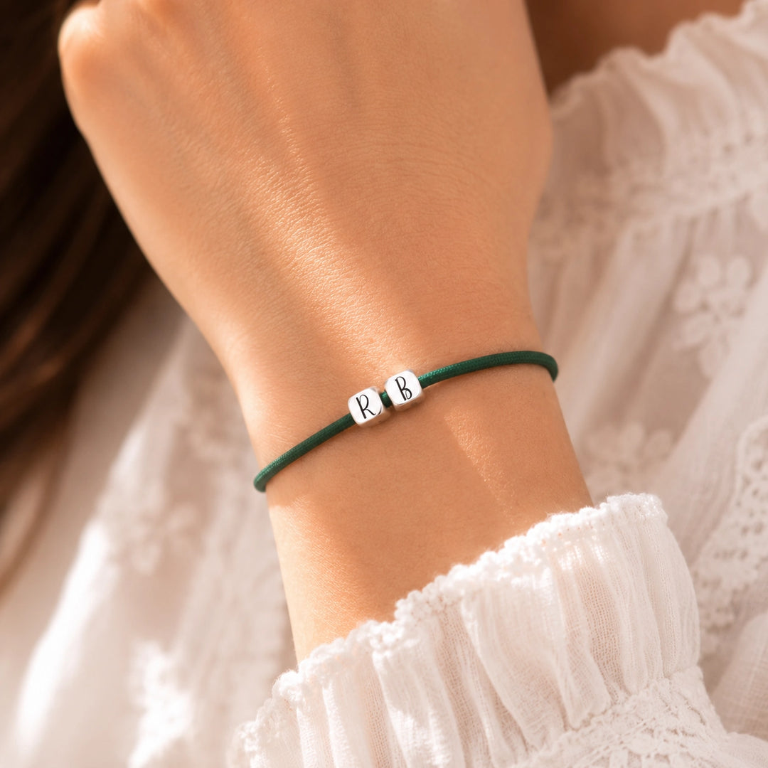 Bracelet personnalisé femme cordon avec perles cubes gravées en acier inoxydable argentées