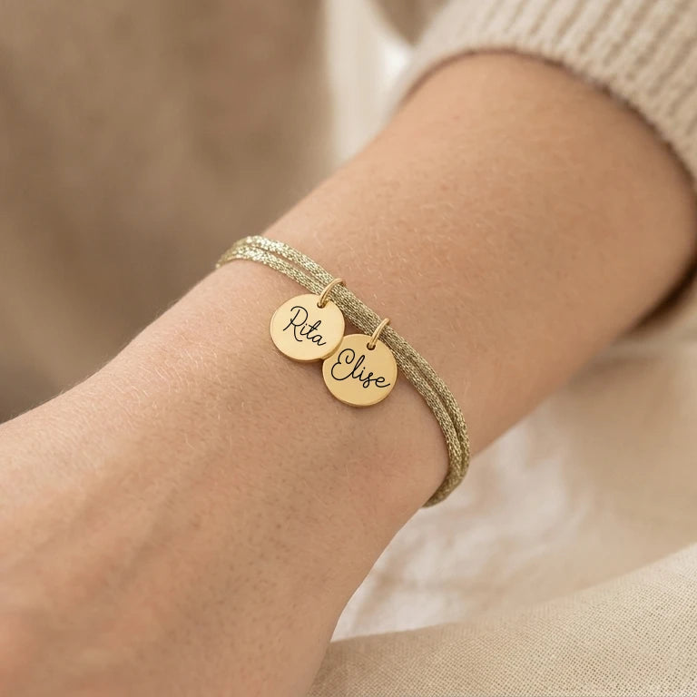 bracelet pour femme avec cordon à paillettes et médailles gravées