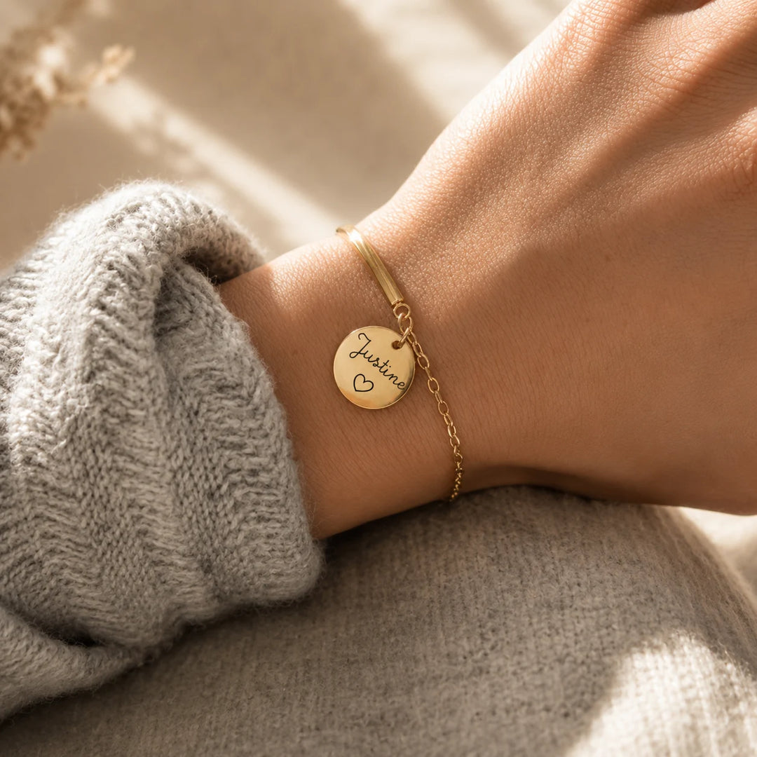 Bracelet demi-jonc doré médaille gravée prénom personnalisé chaîne fine porté au poignet Bliche