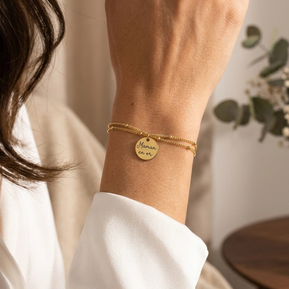 Bracelet double chaîne dorée médaille gravée maman personnalisé porté au poignet Bliche