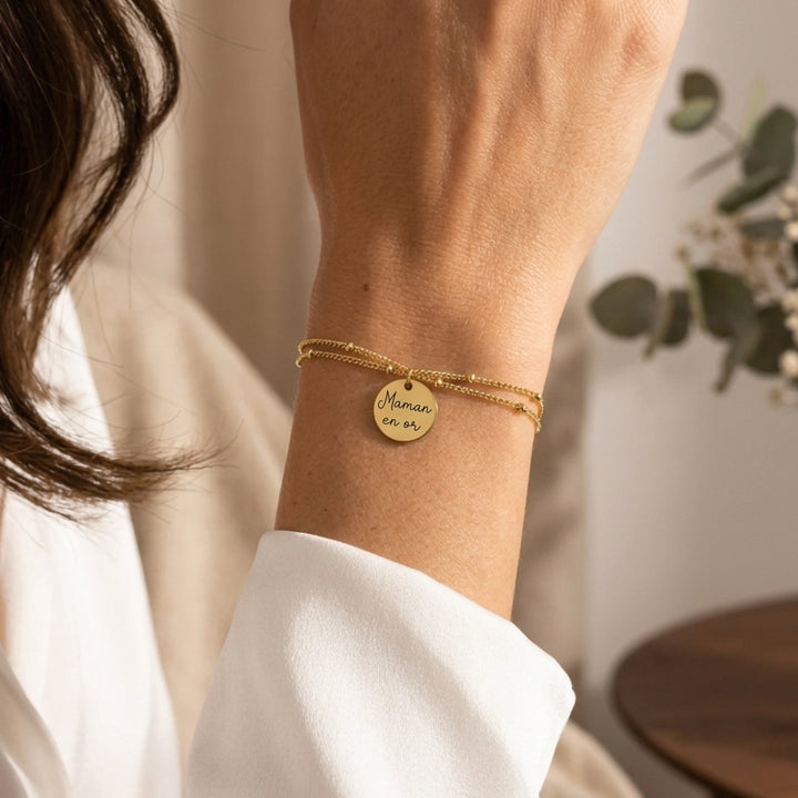 Bracelet double chaîne dorée médaille gravée maman personnalisé porté au poignet Bliche