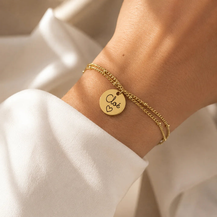 Bracelet double chaîne dorée médaille gravée prénom personnalisé porté au poignet Bliche