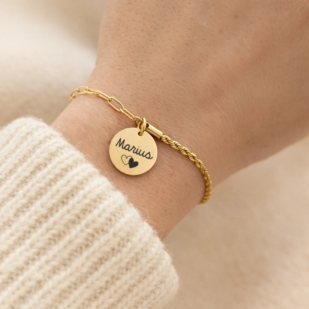 Bracelet personnalisé femme avec chaîne twistée et médaille ronde gravée en acier inoxydable