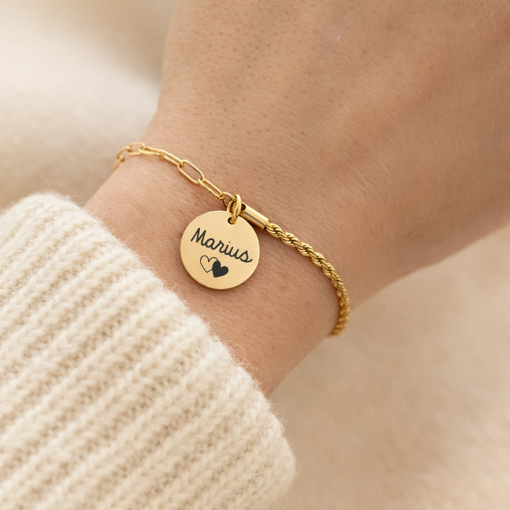 Bracelet personnalisé femme avec chaîne twistée et médaille ronde gravée en acier inoxydable