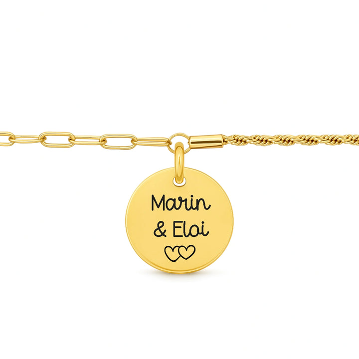 Bracelet personnalisé femme avec chaîne twistée et médaille ronde gravée dorée