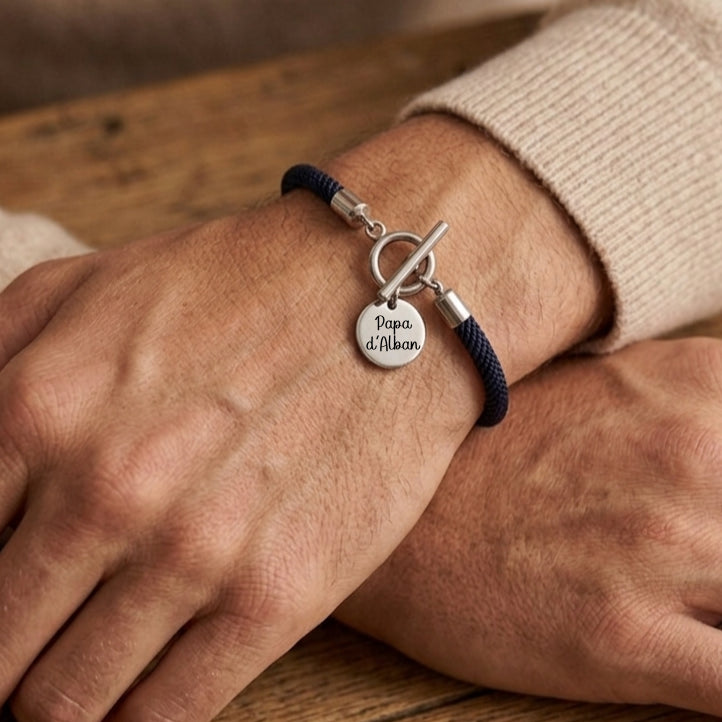 Bracelet personnalisé homme cordon avec médaille gravée – vue de face
