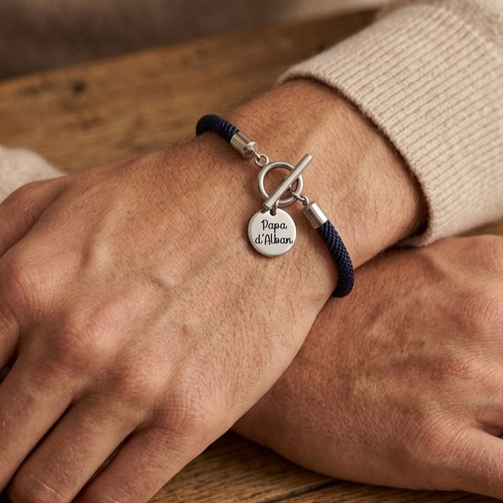 Bracelet personnalisé homme cordon avec médaille gravée – vue de face
