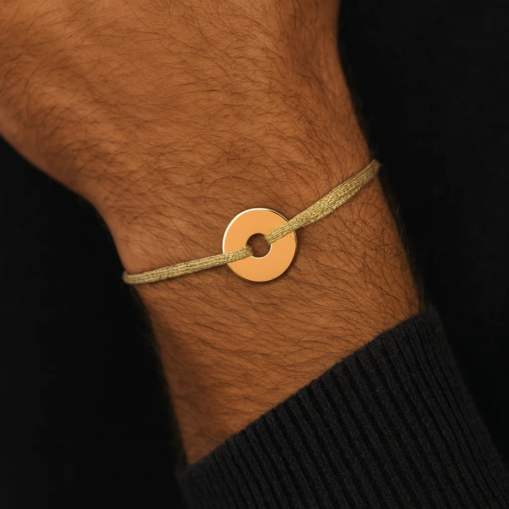 Bracelet homme cordon kaki médaille anneau or rose gravée personnalisé porté au poignet Bliche