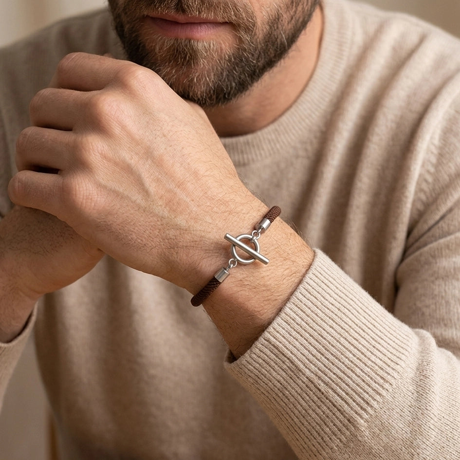 Bracelet personnalisé homme cordon avec médaille gravée – détail gravure