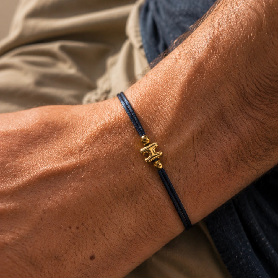 Bracelet homme initiale cordon personnalisé avec lettre bulle dorée en acier inoxydable sur cordon coloré ajustable