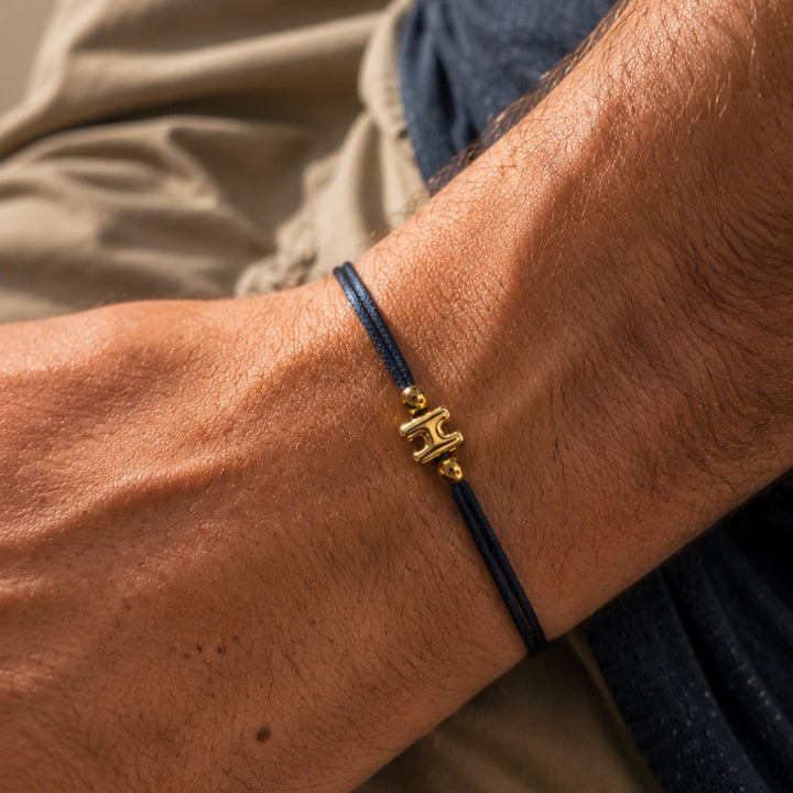 Bracelet homme initiale cordon personnalisé avec lettre bulle dorée en acier inoxydable sur cordon coloré ajustable