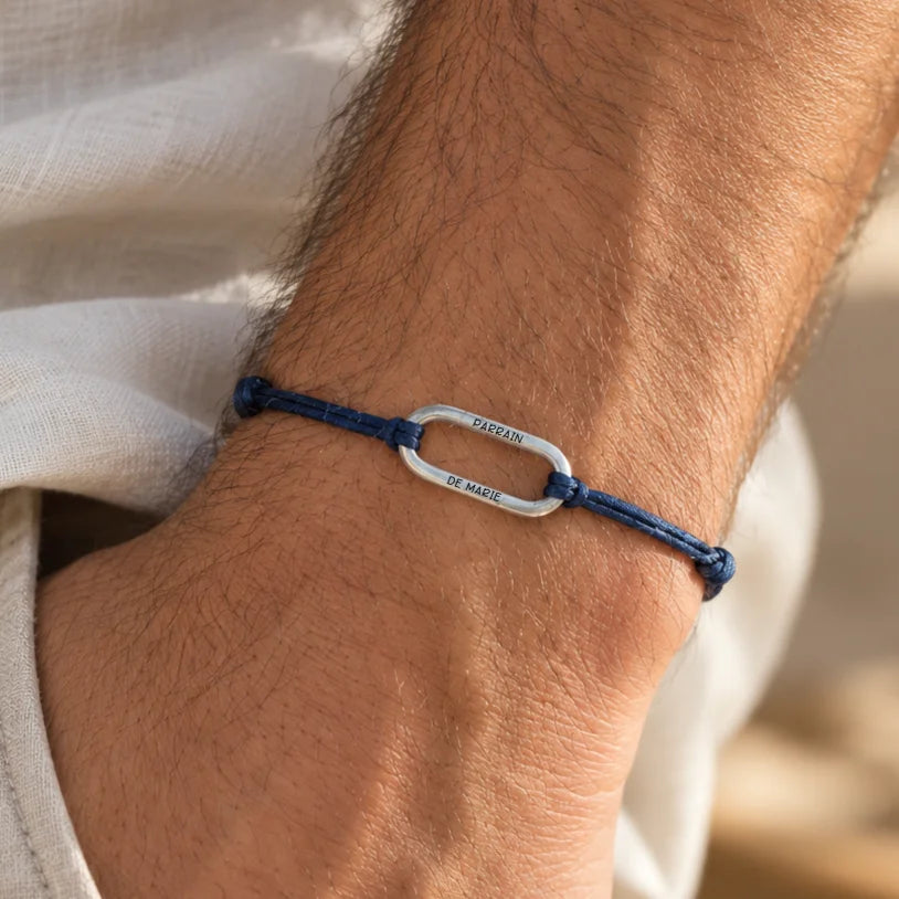 Bracelet homme personnalisé avec médaille anneau ovale gravée en acier inoxydable argenté sur cordon satiné marine