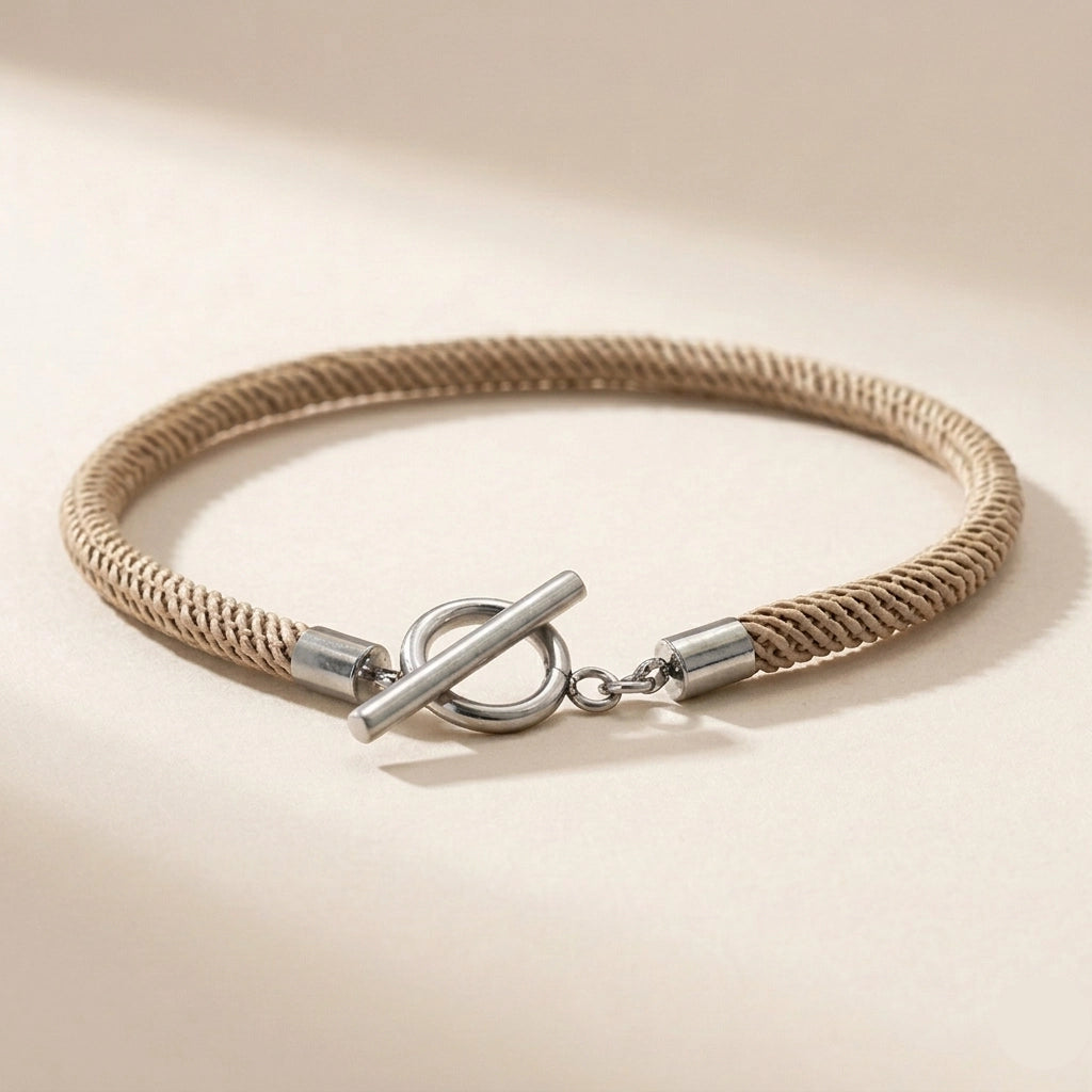 Bracelet personnalisé homme cordon avec médaille gravée – ambiance lifestyle