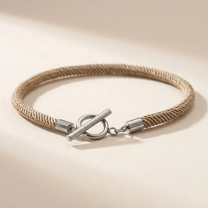 Bracelet personnalisé homme cordon avec médaille gravée – ambiance lifestyle