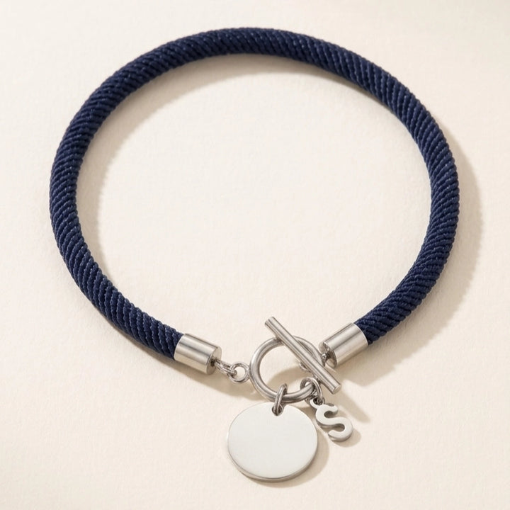 Bracelet personnalisé homme cordon avec médaille gravée – zoom médaille