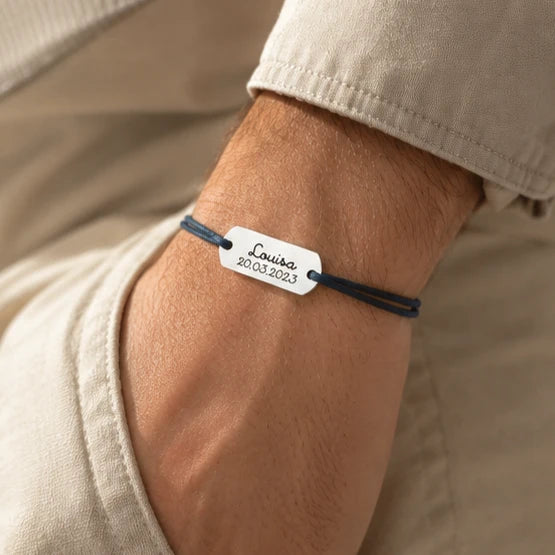 Bracelet homme personnalisé avec médaille ovale argent gravée en acier inoxydable sur cordon noir