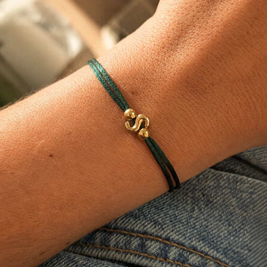 Bracelet initiale cordon personnalisé avec lettre bulle dorée en acier inoxydable sur cordon coloré ajustable
