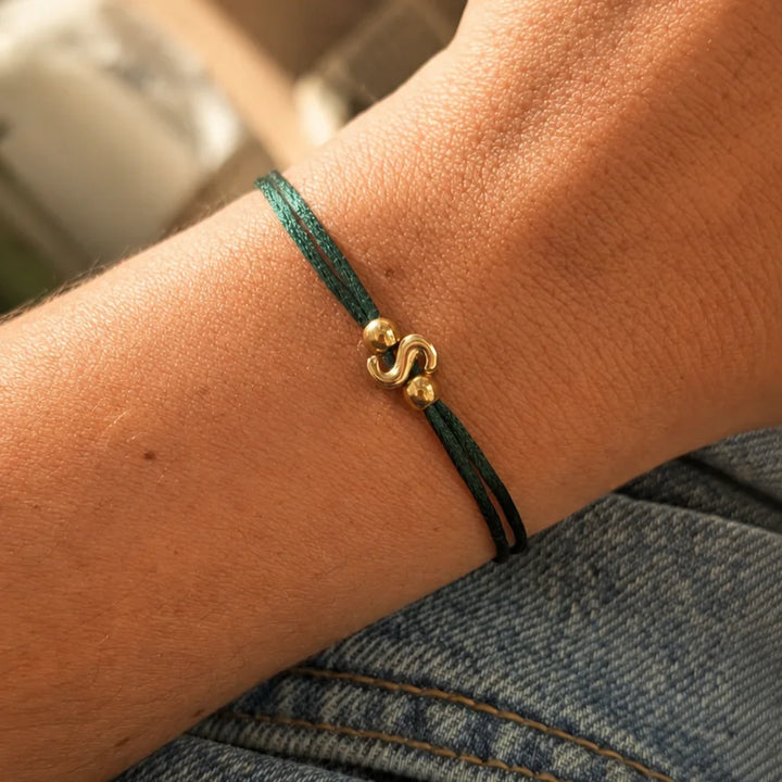 Bracelet initiale cordon personnalisé avec lettre bulle dorée en acier inoxydable sur cordon coloré ajustable
