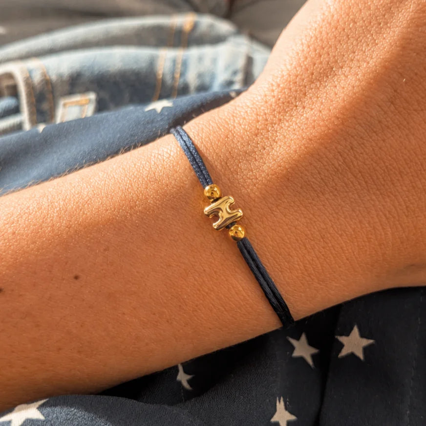 Bracelet initiale cordon personnalisé avec lettre 3D dorée en acier inoxydable sur cordon coloré ajustable