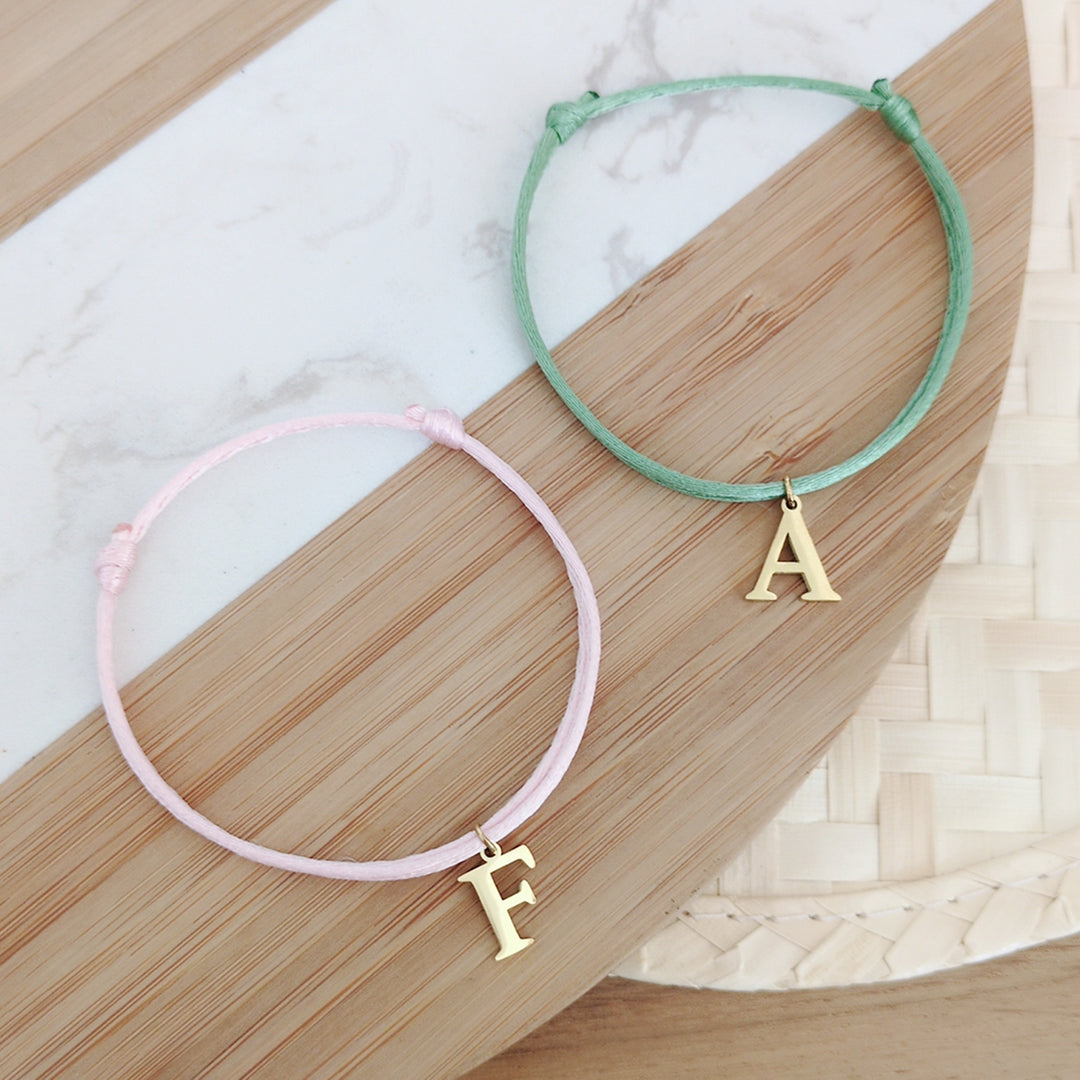 Pack Invités n2 : Bracelet Cordon avec Initiale – détail gravure