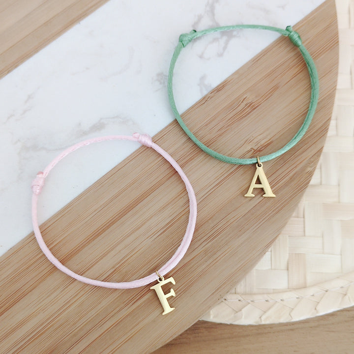 Pack Invités n2 : Bracelet Cordon avec Initiale – détail gravure