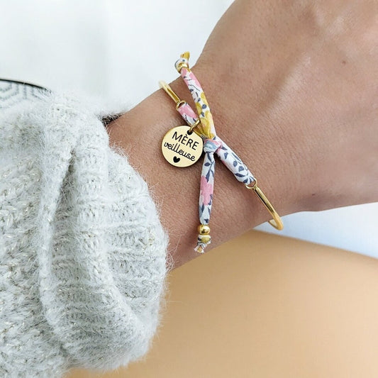 Bracelet jonc personnalisé femme avec médailles gravées et ruban Liberty – idée cadeau maman ou naissance en acier inoxydable