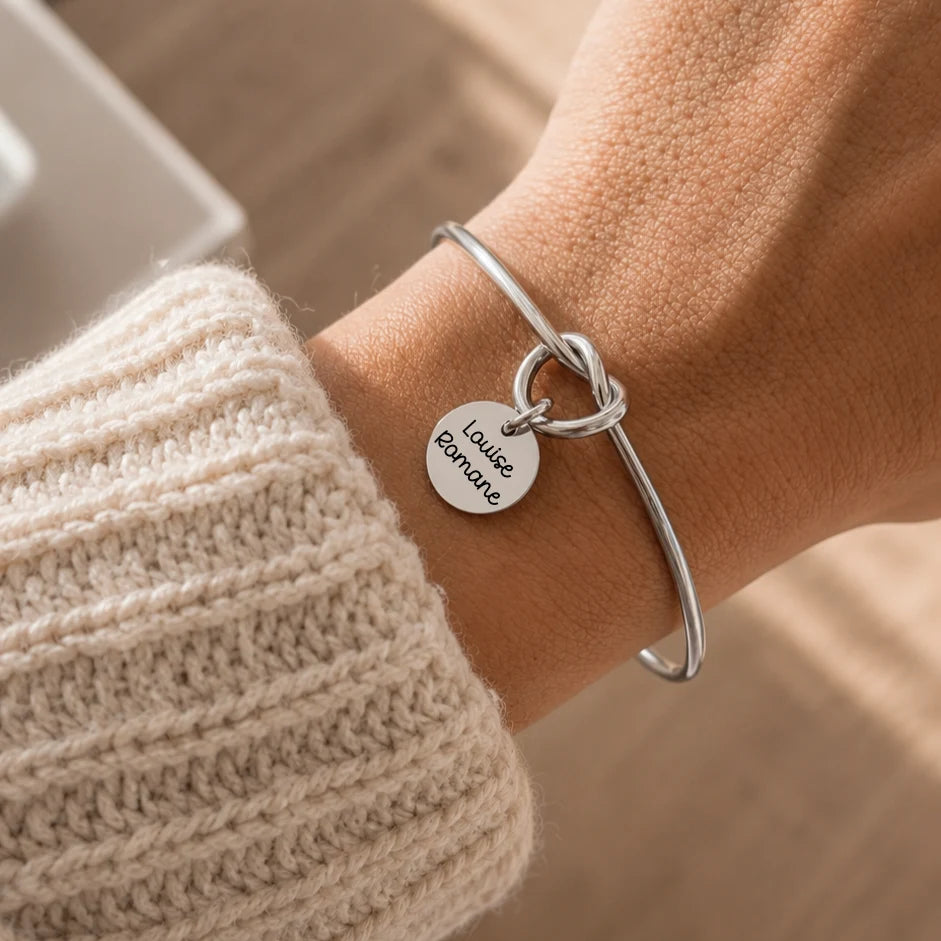 Bracelet jonc noeud avec médailles argentées et gravure prénoms