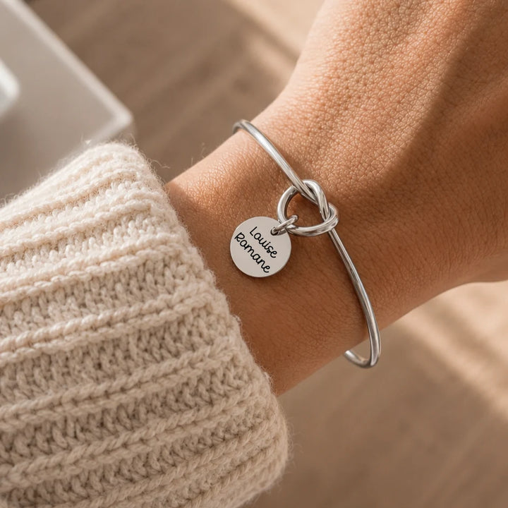 Bracelet jonc noeud avec médailles argentées et gravure prénoms