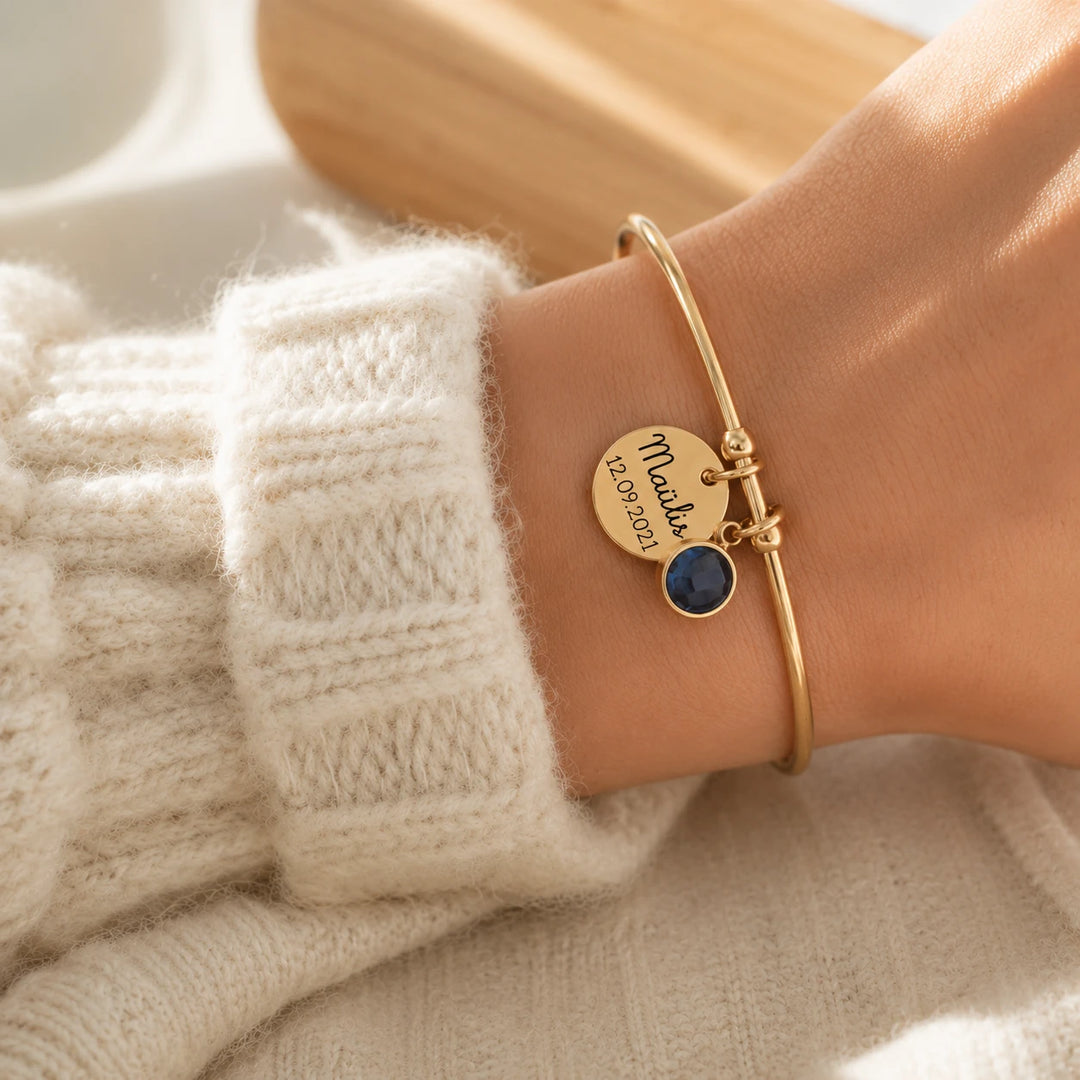 Bracelet jonc ouvert doré médaille gravée prénom date et pierre de naissance cristal bleu personnalisé Bliche