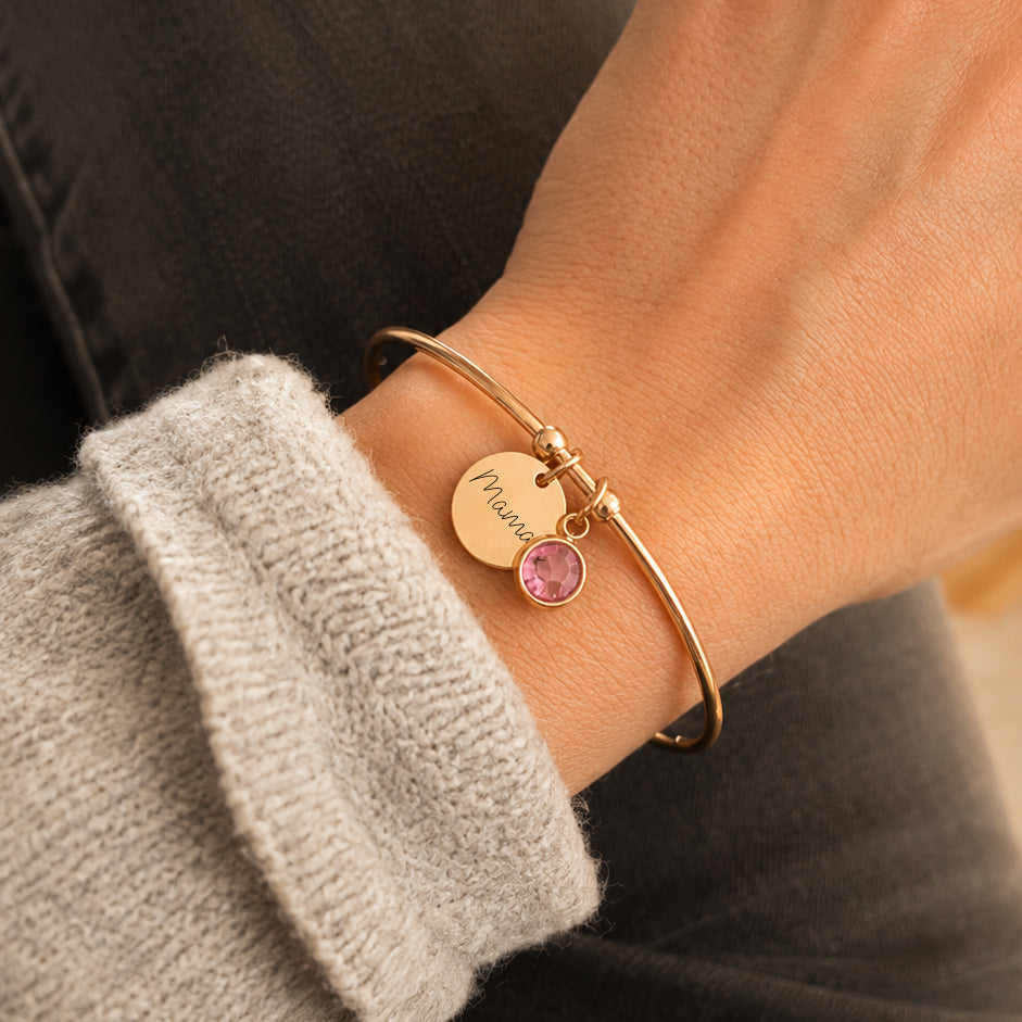 Bracelet jonc ouvert or rose médaille gravée maman et pierre de naissance cristal rose personnalisé Bliche