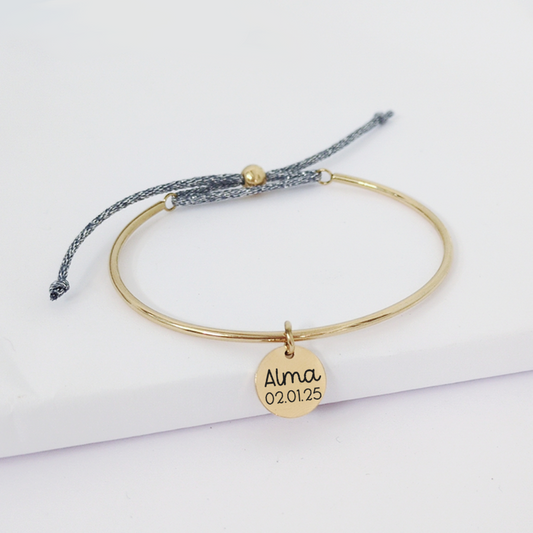 Bracelet jonc personnalisé femme avec médailles gravées et cordon ajustable – idée cadeau maman, naissance ou bébé en acier inoxydable