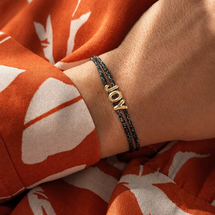 Bracelet prénom avec lettres bulles dorées et nœuds coulissants