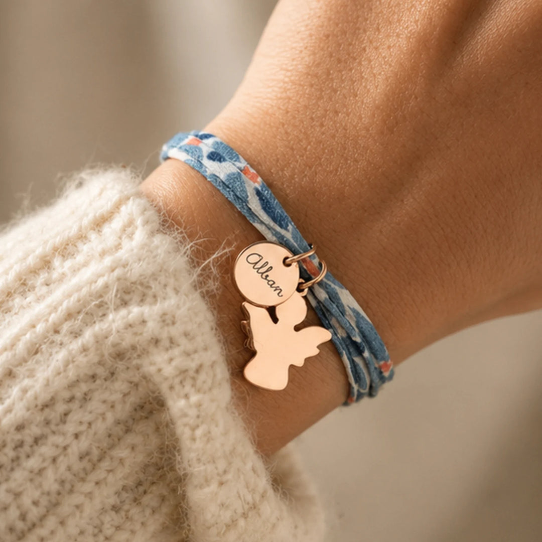 Bracelet liberty cordon bleu médaille or rose gravée prénom et ange charm cadeau baptême communion Bliche