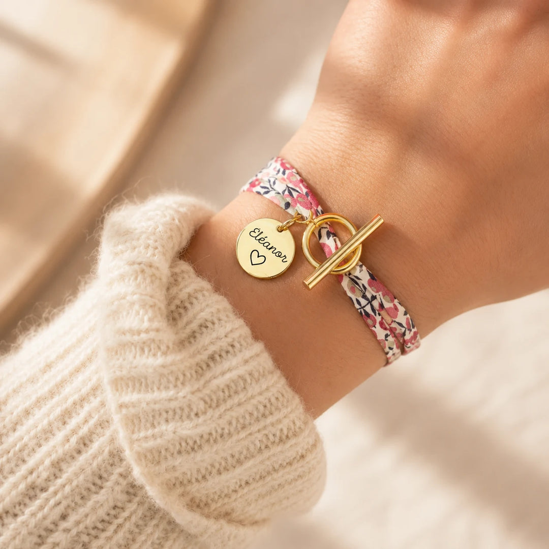 Bracelet liberty double tour grand fermoir OT doré médaille gravée prénom cordon rose fleuri personnalisé Bliche
