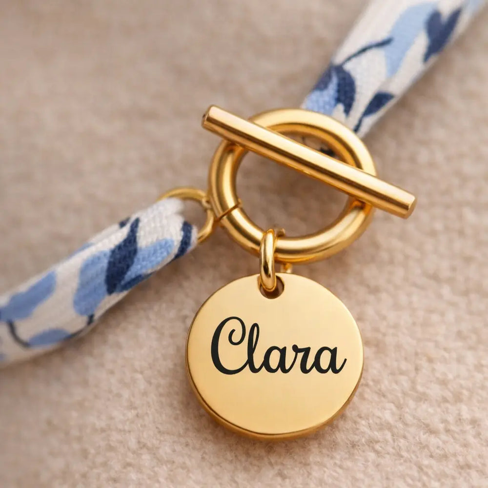 Bracelet liberty fermoir OT doré gros plan médaille gravée prénom personnalisé Bliche
