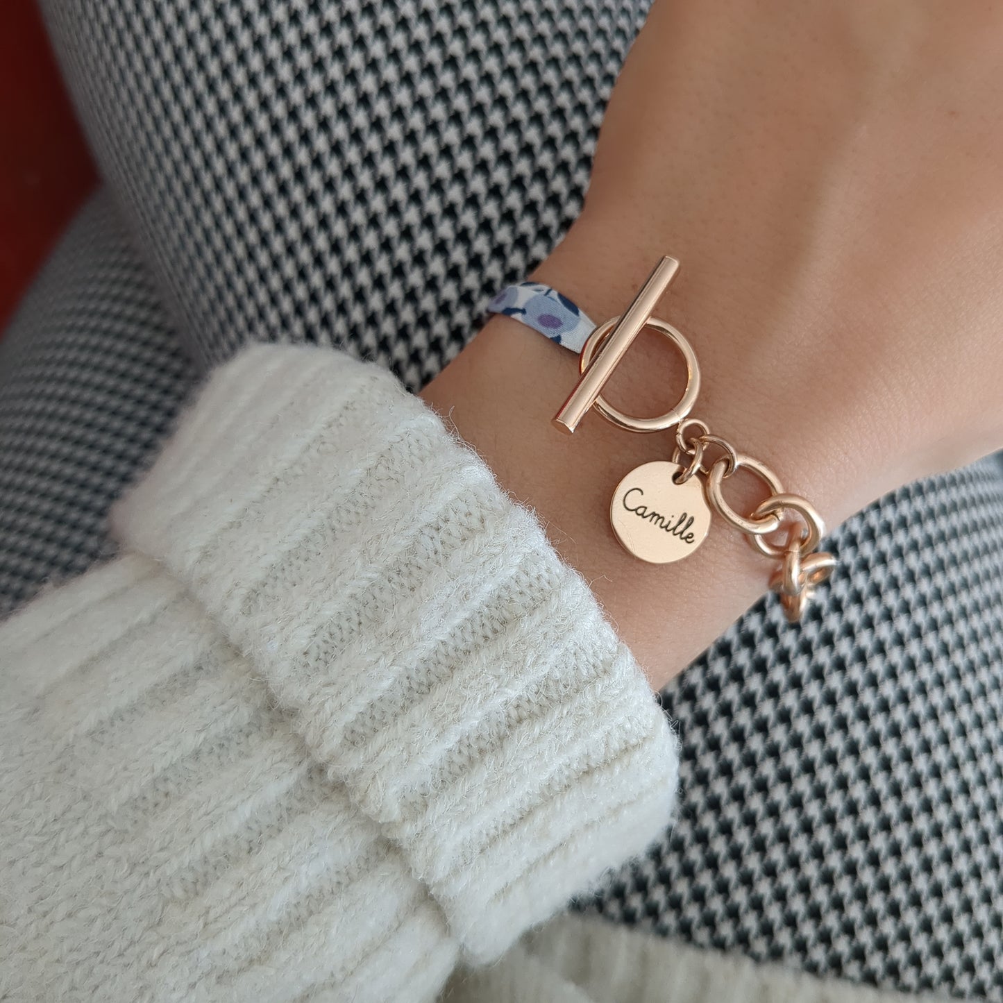 Bracelet femme avec chaîne et ruban Liberty – bijou personnalisé à offrir pour maman, naissance ou événement symbolique