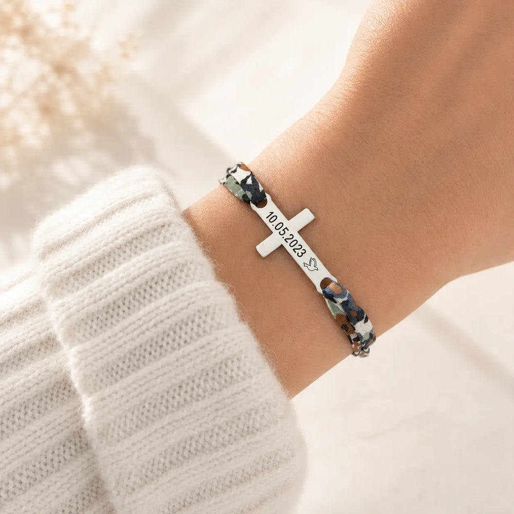 Croix gravée avec date du baptême sur un bracelet Liberty