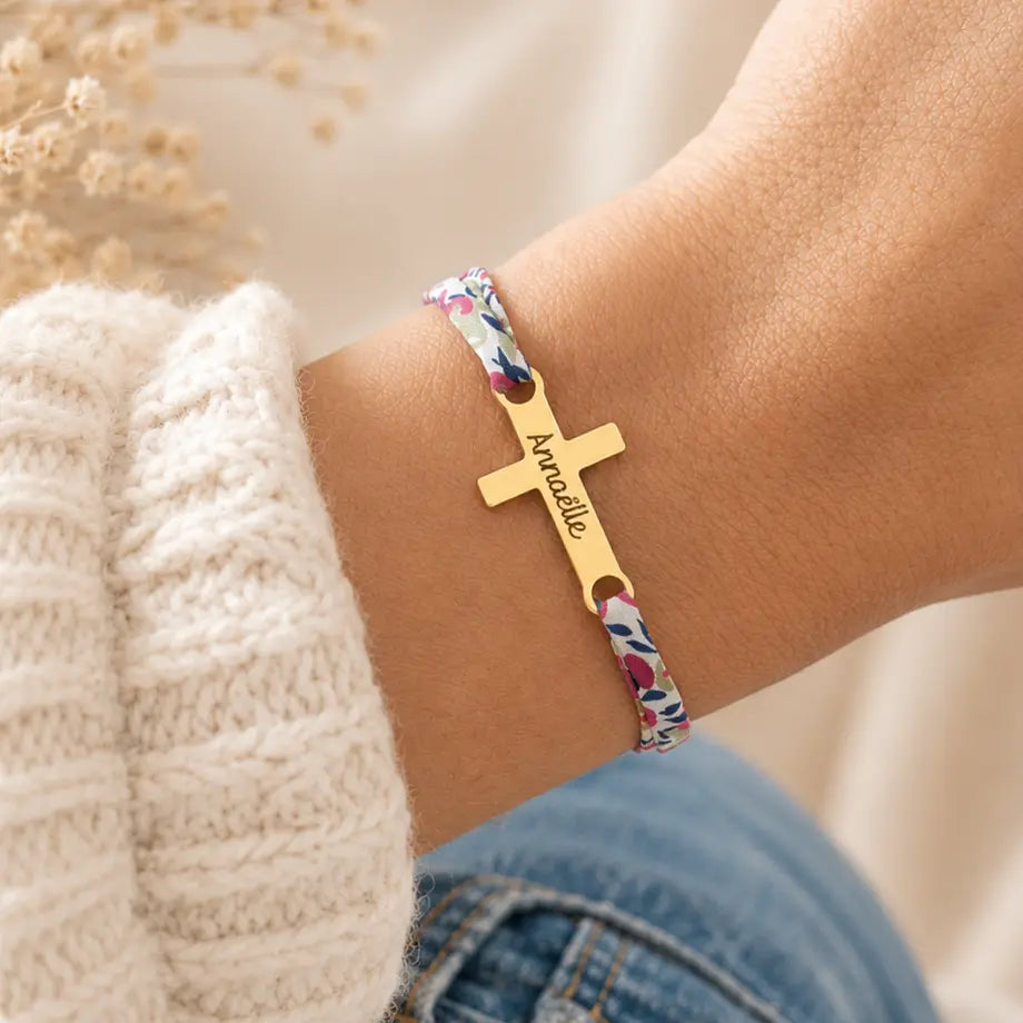 Bracelet liberty cordon fleuri grande croix dorée gravée prénom cadeau baptême communion confirmation Bliche