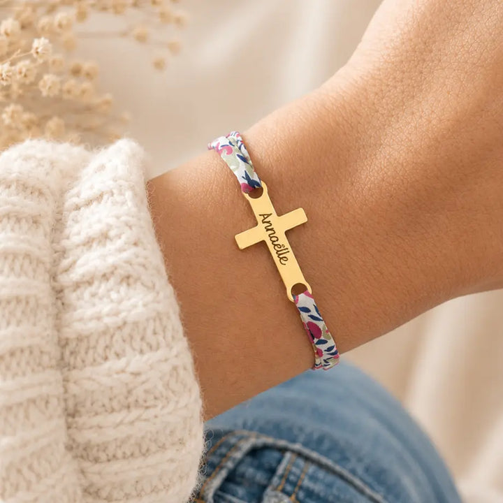 Bracelet liberty cordon fleuri grande croix dorée gravée prénom cadeau baptême communion confirmation Bliche