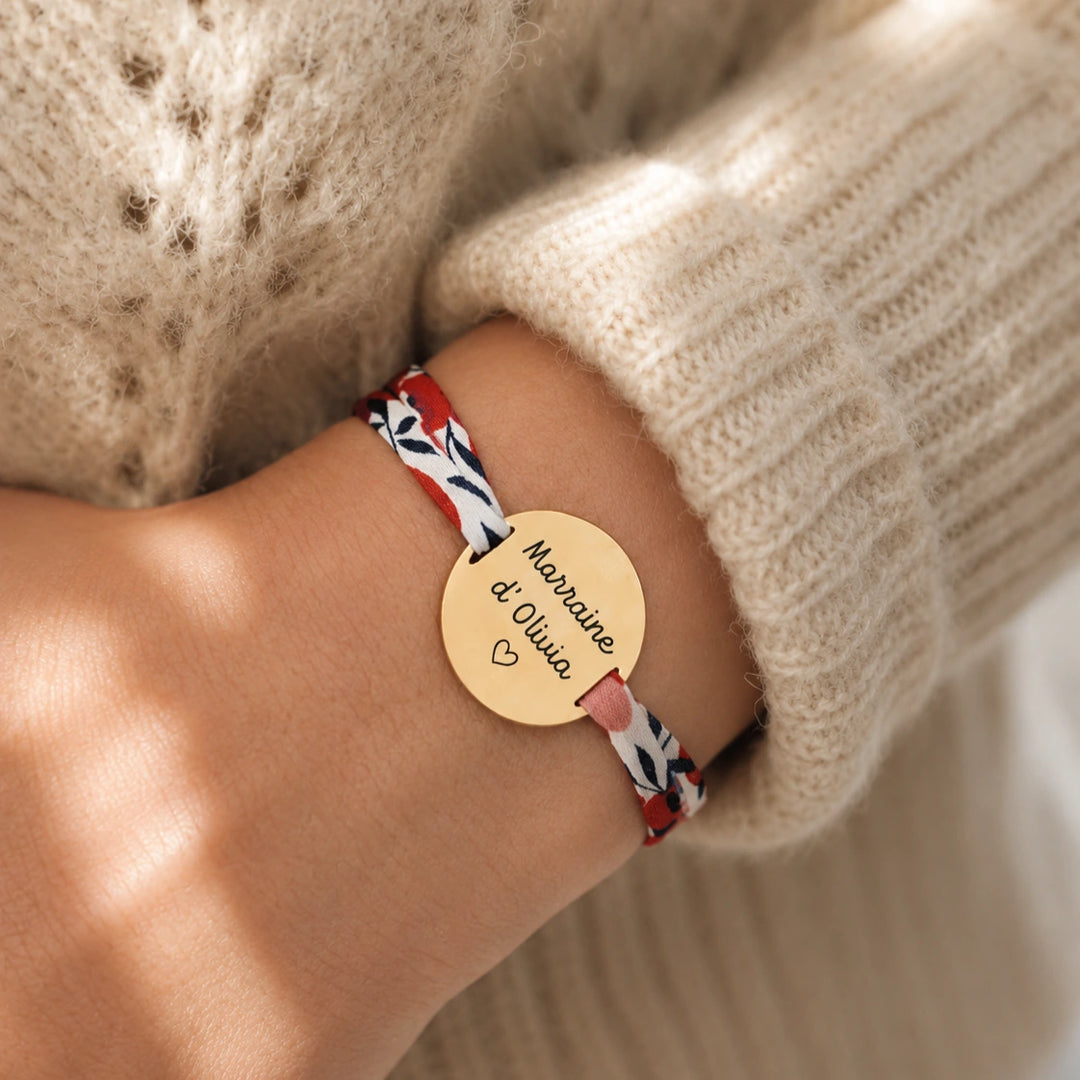 Bracelet liberty grande médaille dorée gravée phrase personnalisée sur cordon liberty fleuri rouge et blanc