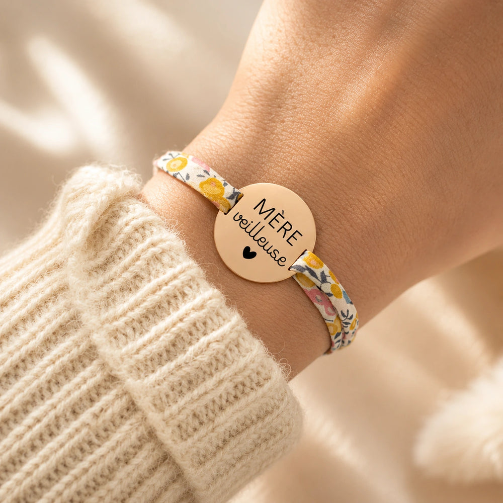 Bracelet liberty grande médaille or rose gravée phrase personnalisée sur cordon liberty fleuri jaune et rose