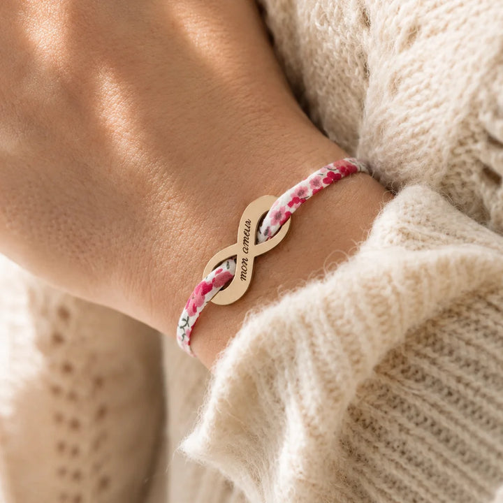 Bracelet liberty cordon fleuri rose passant dans signe infini doré gravé avec prénom personnalisé