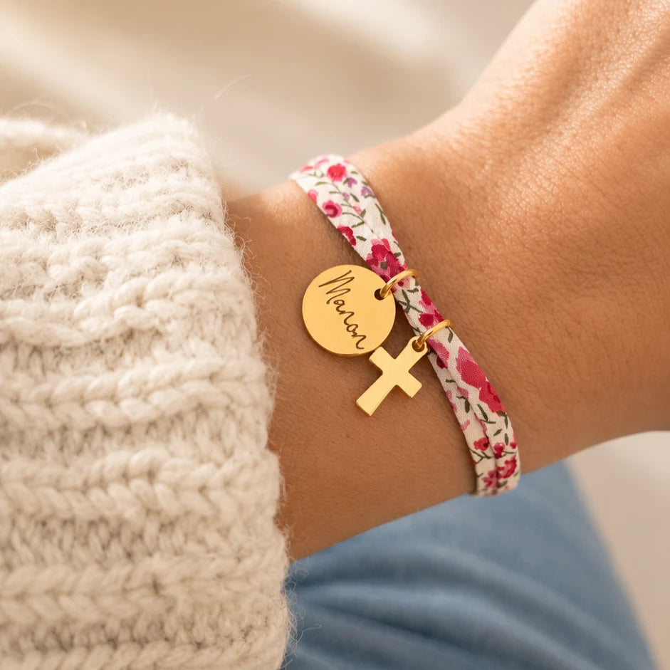 Bracelet liberty cordon fleuri médaille dorée gravée prénom et croix fine acier cadeau baptême communion Bliche