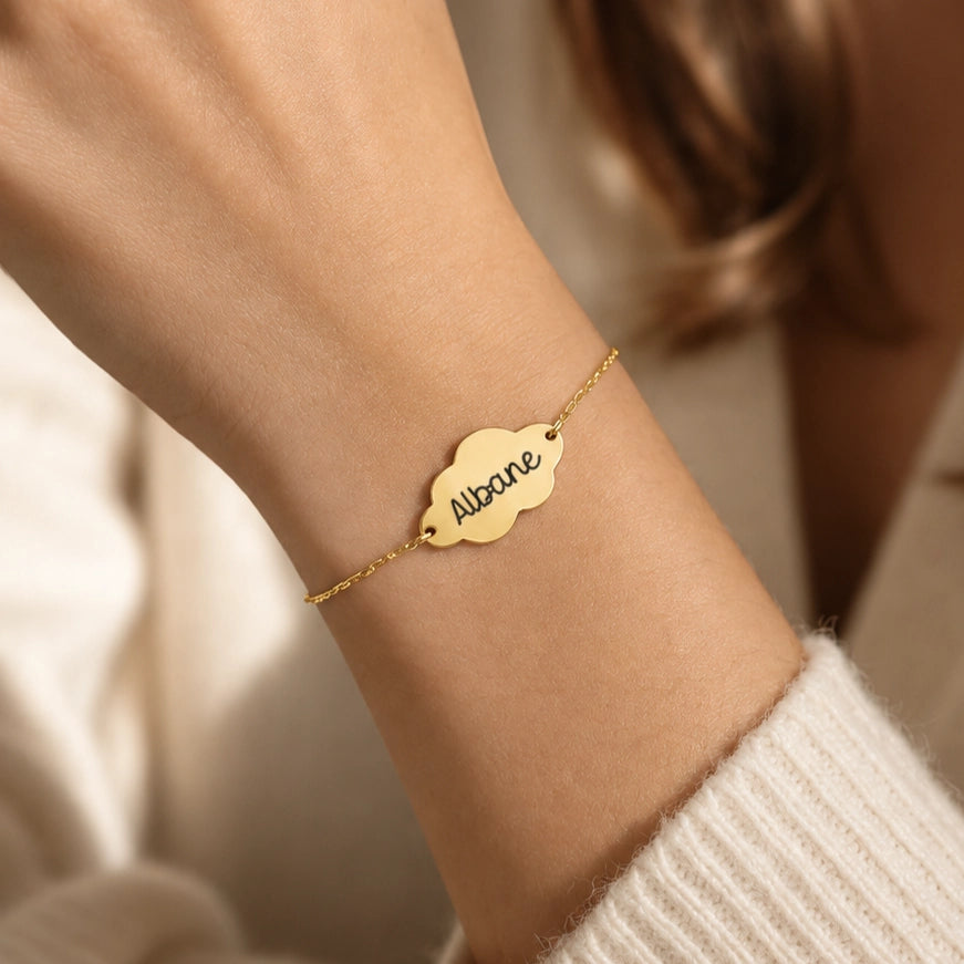 Bracelet médaille nuage gravée prénom en acier inoxydable doré sur chaîne fine, porté au poignet