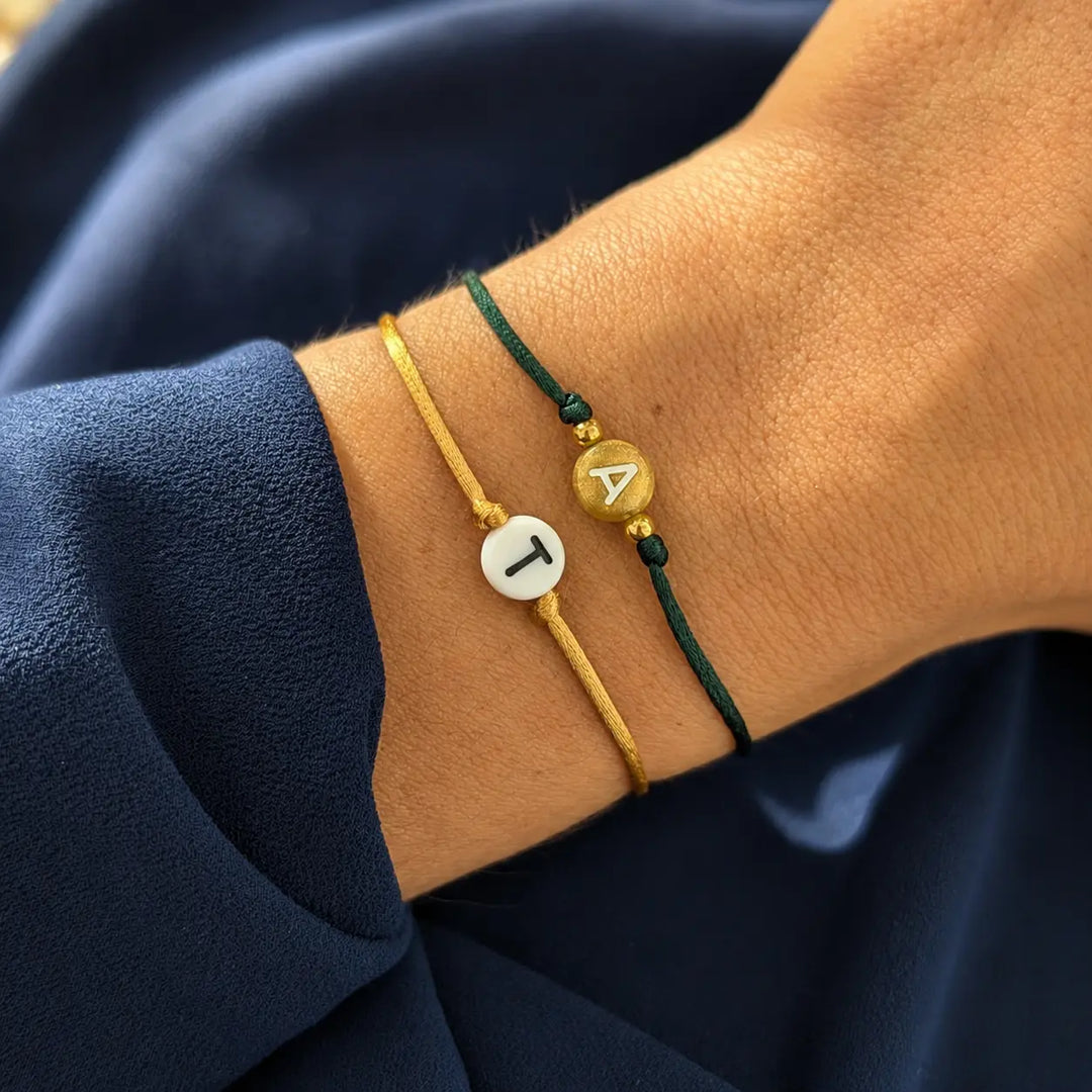Bracelet perle lettre initiale personnalisé sur cordon lurex doré et cordon vert, perles dorée et blanche