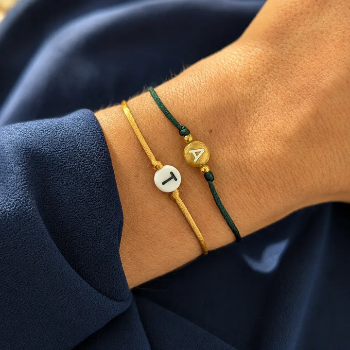 Bracelet perle lettre initiale personnalisé sur cordon lurex doré et cordon vert, perles dorée et blanche