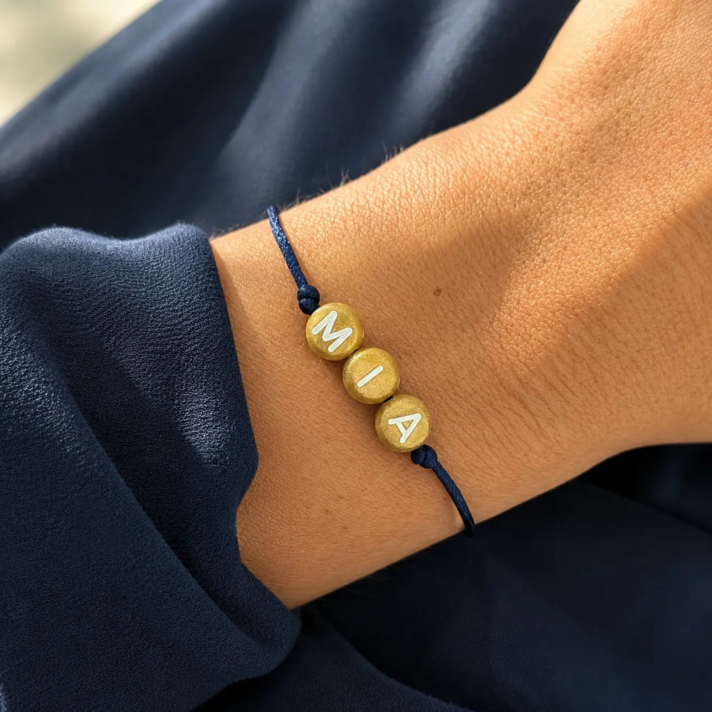 Bracelet perles lettres dorées personnalisé prénom MIA sur cordon marine