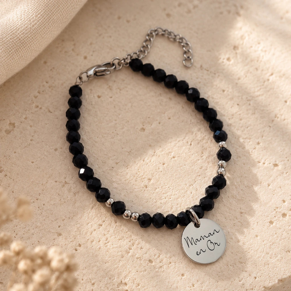 Bracelet perles noires facettées personnalisé avec médaille ronde argentée gravée en acier inoxydable, maman en or