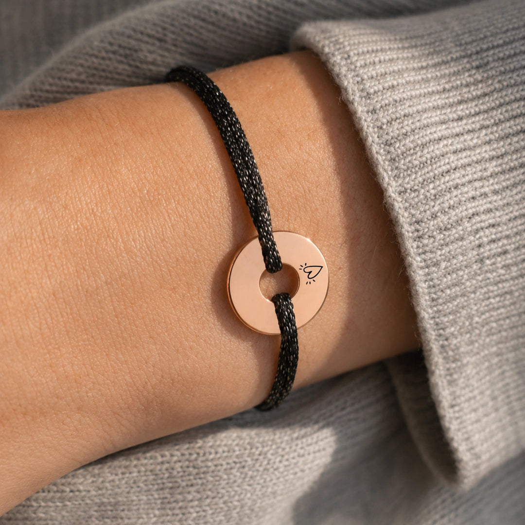 Bracelet personnalisé femme cordon brillant médaille anneau gravée