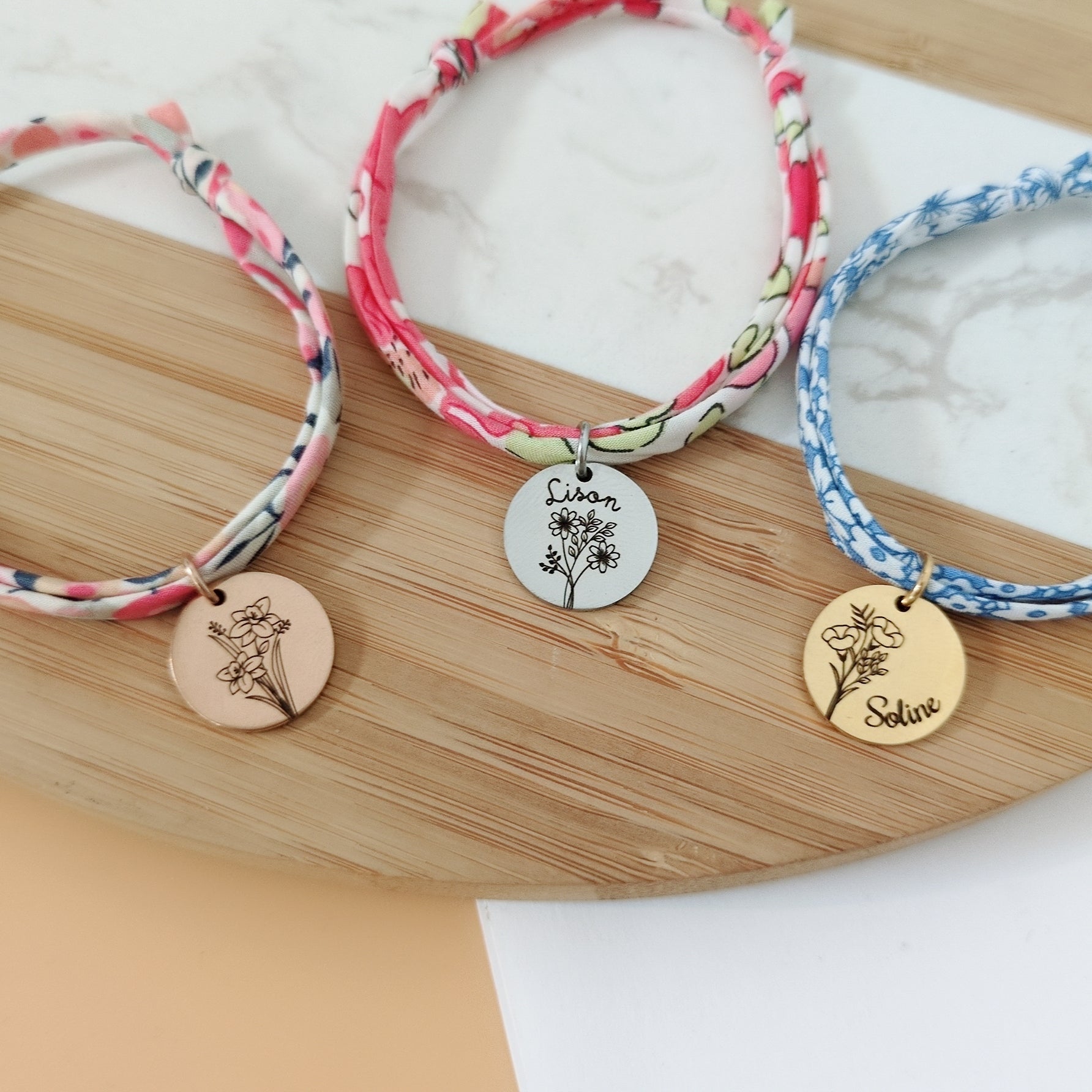 Bracelet personnalisé femme Liberty avec médaille gravée fleur de naissance en acier inoxydable – idée cadeau naissance, bébé ou maman